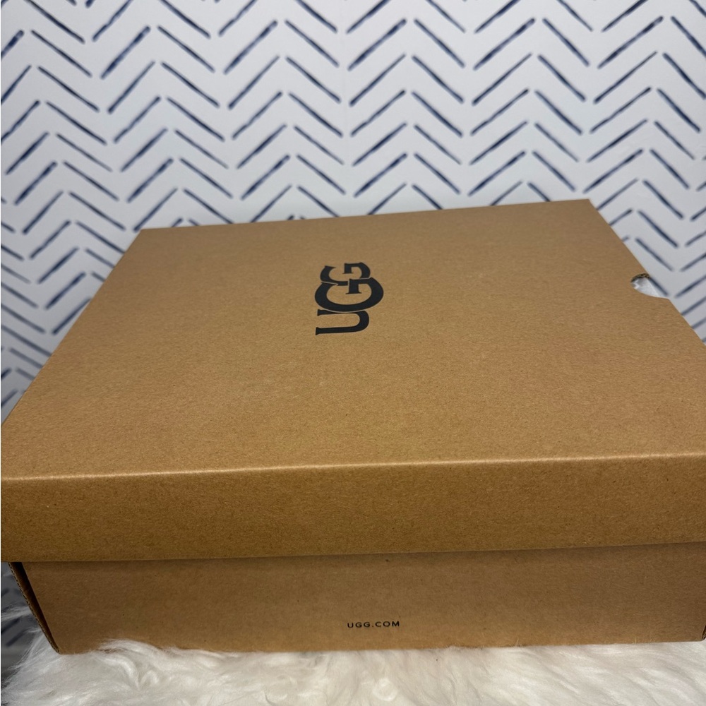 New in Box! Ugg Tazz II Platform Fur Mule Chestnut Size 9 Mule - Picture 12 of 13